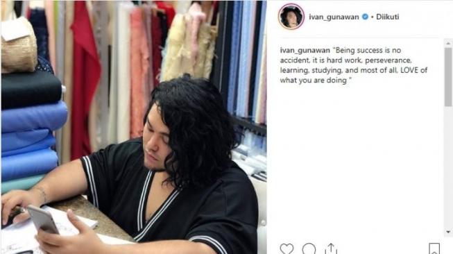 Penampilan baru Ivan Gunawan dengan rambut gondrong. [instagram/ivan_gunawan]