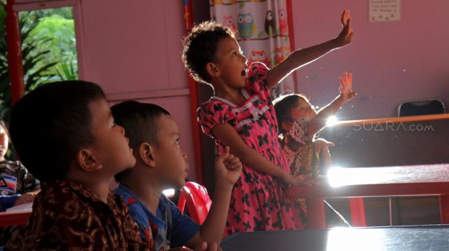 Suasana belajar-mengajar di Sekolah Alternatif Anak Jalanan (SAAJA) daerah Kuningan, Jakarta Selatan, Kamis (20/12). [Suara.com/Fakhri Hermansyah]