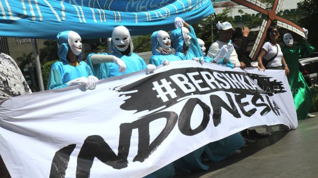 Sejumlah aktivis dari #BersihkanIndonesia melakukan aksi teatrikal di lintasan penyeberangan Jalan Sarinah, Jakarta Pusat, Kamis (20/12). [Suara.com/Fakhri Hermansyah]