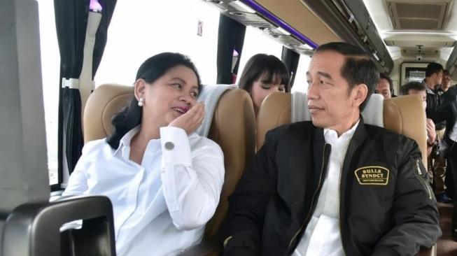 Nyender di Mobil, Begini Pose Bersama Pak Jokowi