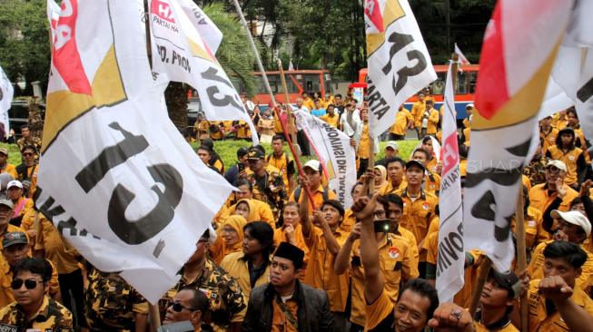 Ratusan kader Partai Hanura melakukan aksi unjuk rasa di halaman kantor KPU Pusat, Jakarta, Kamis (20/12). [Suara.com/Fakhri Hermansyah]