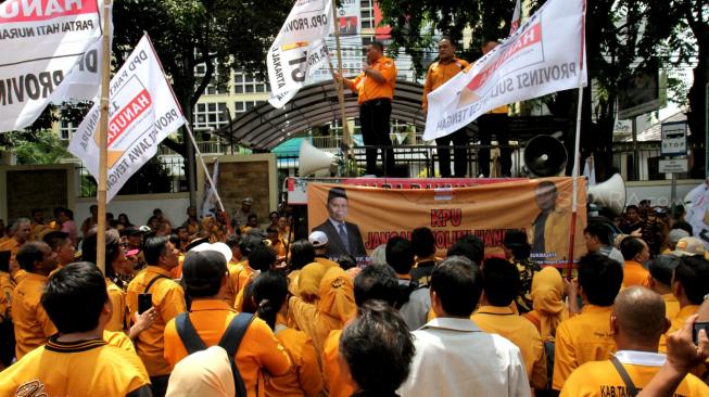 Ratusan kader Partai Hanura melakukan aksi unjuk rasa di halaman kantor KPU Pusat, Jakarta, Kamis (20/12). [Suara.com/Fakhri Hermansyah]