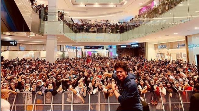 Shahrukh Khan bertemu ribuan penggemar. (Instagram @iamsrk)