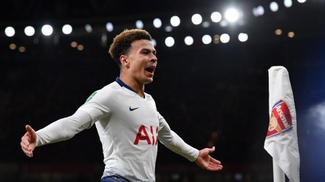 Liburan di Pantai, Dele Alli Umbar Kemesraan dengan Sang Kekasih