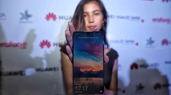 Model mencoba smartphone terbaru Mate 20 Series dari Huawei saat peluncuran perdana di Hotel Westin, Jakarta, Rabu (19/12). [Suara.com/Muhaimin A Untung]