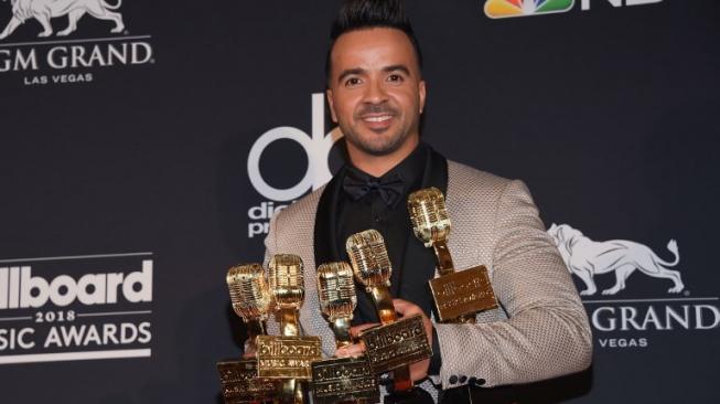 Luis Fonsi menerima penghargaan (Lisa O'Connor / AFP)