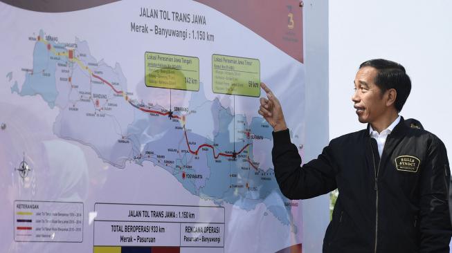 Presiden Joko Widodo mengamati peta jalan tol disela peresmian ruas jalan Trans Jawa di Interchange Bandar kilometer 671, Jombang, Jawa Timur, Kamis (20/12). [ANTARA FOTO/Puspa Perwitasari]