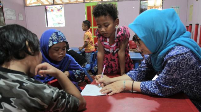 Suasana belajar-mengajar di Sekolah Alternatif Anak Jalanan (SAAJA) daerah Kuningan, Jakarta Selatan, Kamis (20/12).[Suara.com/Fakhri Hermansyah]