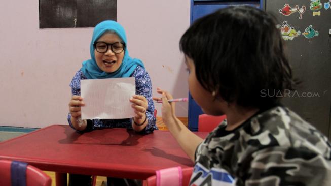 Suasana belajar-mengajar di Sekolah Alternatif Anak Jalanan (SAAJA) daerah Kuningan, Jakarta Selatan, Kamis (20/12).[Suara.com/Fakhri Hermansyah]