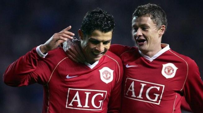 Kebersamaan Cristiano Ronaldo dan Ole Gunnar Solskjaer saat masih membela Manchester United pada 2006. [Paul Ellis/AFP]