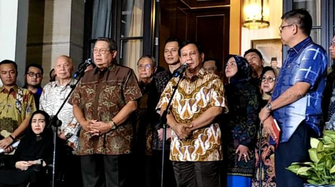 Calon Presiden nomor urut 02 Prabowo Subianto dan Ketua Umum Partai Demokrat Susilo Bambang Yudhoyono menghabiskan dua jam melakukan pertemuan secara tertutup, Jumat (21/12/2018). [Suara.com/Ria Rizki Nirmala Sari]