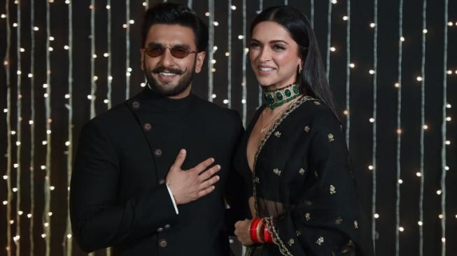 Deepika Padukone dan Ranveer Singh hadir di resepsi ketiga pernikahan Priyanka Chopra dan Nick Jonas. (PUNIT PARANJPE / AFP)