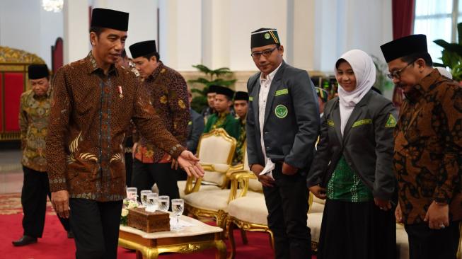 Presiden Joko Widodo (kiri) bersiap membuka Kongres XIX Ikatan Pelajar Nahdlatul Ulama (IPNU) dan Kongres XVIII Ikatan Pelajar Putri Nahdlatul Ulama (IPPNU) di Istana Negara Jakarta, Jumat (21/12). ANTARA FOTO/Wahyu Putro A