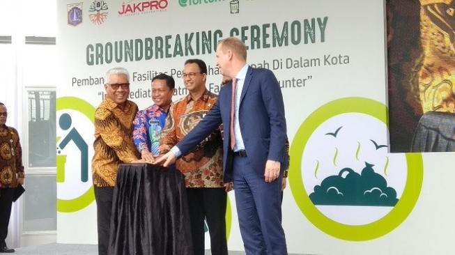 Gubernur Anies Baswedan saat grounbreaking ceremony pembangunan ITF Sunter. (Suara.com/Chyntia Sami B)