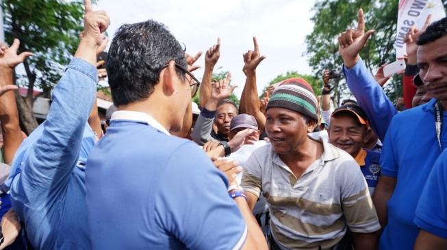 Dicegat Tukang Becak di Pasar, Sandiaga Disodorkan Kardus Berisi Uang