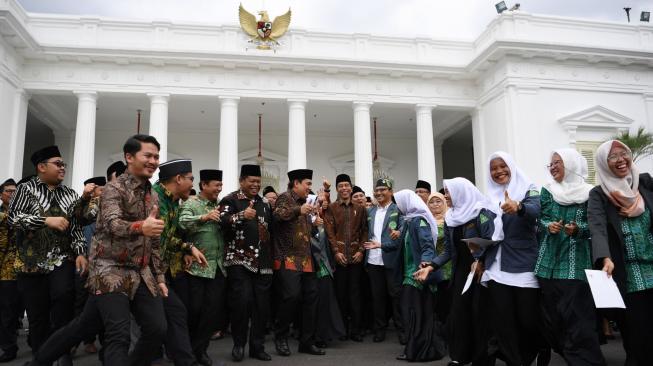 Presiden Joko Widodo berbincang dengan Sekjen PBNU Helmy Faishal Zaini (kelima kiri) dan peserta seusai membuka Kongres XIX Ikatan Pelajar Nahdlatul Ulama (IPNU) dan Kongres XVIII Ikatan Pelajar Putri Nahdlatul Ulama (IPPNU) di Istana Negara Jakarta, Jumat (21/12). ANTARA FOTO/Wahyu Putro A