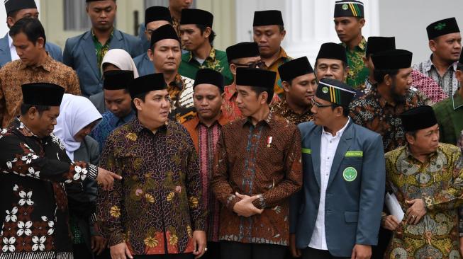 Presiden Joko Widodo berbincang dengan Sekjen PBNU Helmy Faishal Zaini (kelima kiri) dan peserta seusai membuka Kongres XIX Ikatan Pelajar Nahdlatul Ulama (IPNU) dan Kongres XVIII Ikatan Pelajar Putri Nahdlatul Ulama (IPPNU) di Istana Negara Jakarta, Jumat (21/12). ANTARA FOTO/Wahyu Putro A