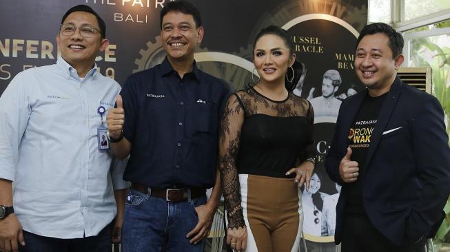 Krisdayanti dalam konfrensi pers konsernya di The Patra Bali Resort & Villas. (dokumentasi pribadi)