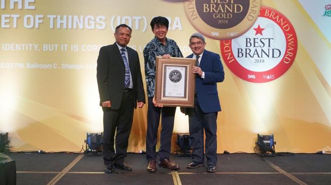 CEO PT SHARP Electronics Indonesia, Tadashi Ohyam menerima peghargaan Indonesia Best Brand Award (IBBA) 2018 di Jakarta. [Sharp Indonesia]