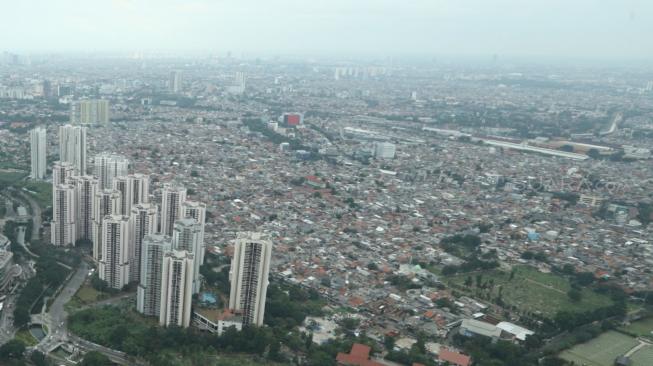 Suasana kawasan padat penduduk di Jakarta, Jumat (21/12). [Suara.com/Muhaimin A Untung]