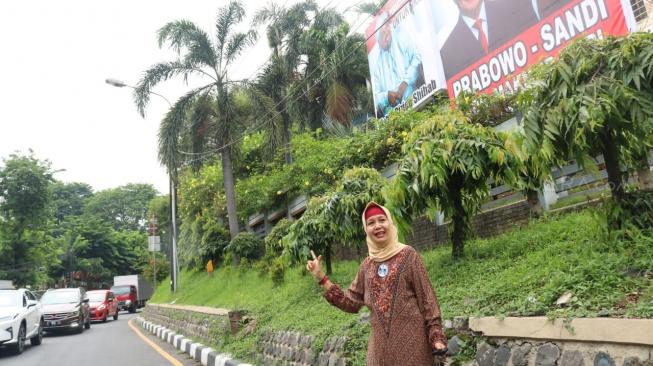 Protes Baliho Prabowo - Sandiaga Dicopot, Emak-emak Ini Joget di Jalan