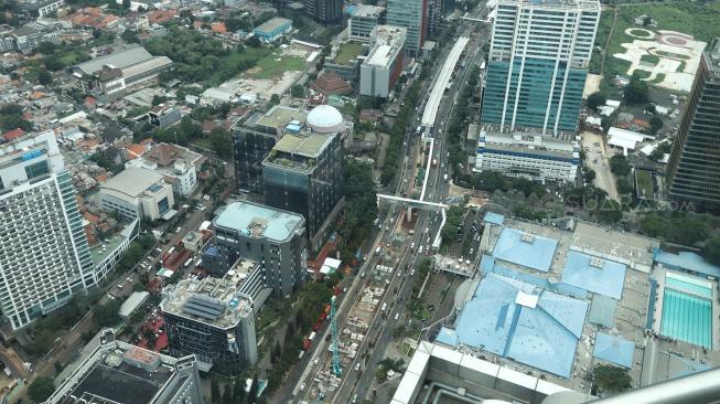 Suasana proyek pembangunan jalur kereta api ringan atau light rail transit (LRT) Jabodebek koridor Cawang–Kuningan–Dukuh Atas di Jalan Rasuna Said, Kuningan, Jakarta, Jumat (21/12). [Suara.com/Muhaimin A Untung]