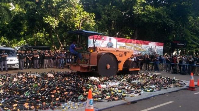 Polisi Musnahkan Puluhan Ribu Botol Miras Hasil Sitaan di Jakarta