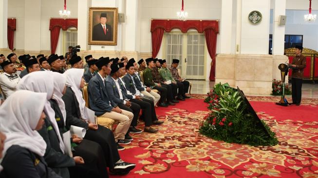 Presiden Joko Widodo memberikan sambutan ketika membuka Kongres XIX Ikatan Pelajar Nahdlatul Ulama (IPNU) dan Kongres XVIII Ikatan Pelajar Putri Nahdlatul Ulama (IPPNU) di Istana Negara Jakarta, Jumat (21/12). ANTARA FOTO/Wahyu Putro A