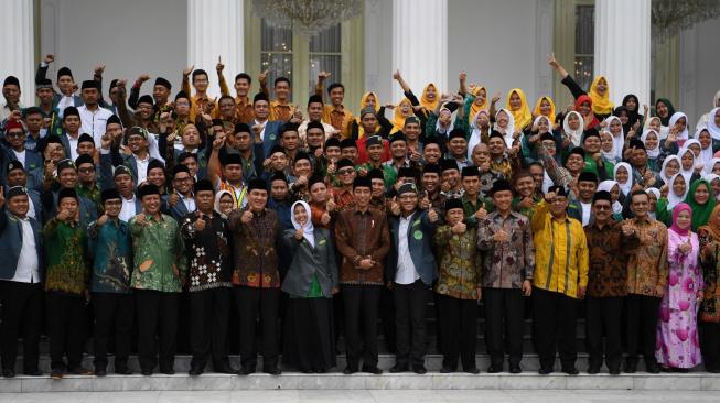 Presiden Joko Widodo (tengah) berfoto bersama peserta seusai membuka Kongres XIX Ikatan Pelajar Nahdlatul Ulama (IPNU) dan Kongres XVIII Ikatan Pelajar Putri Nahdlatul Ulama (IPPNU) di Istana Negara Jakarta, Jumat (21/12). ANTARA FOTO/Wahyu Putro A