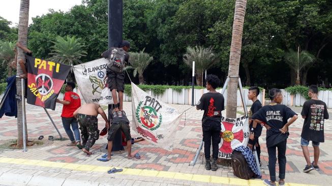 Slankers dari Pati sudah tiba di Stadion Gelora Bung Karno. (Wahyu Tri Laksono/Suara.com)