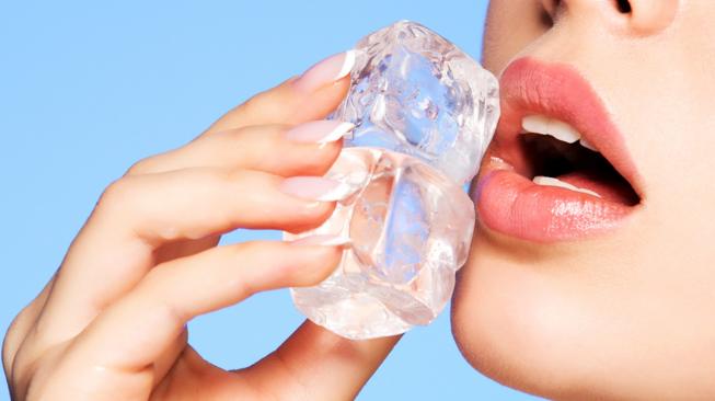 7 Manfaat Es Batu untuk Wajah, Mengatasi Jerawat dan Penuaan Diri