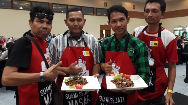 Para suami memasak untuk istri. (Suara.com/Firsta Putri Nodia)