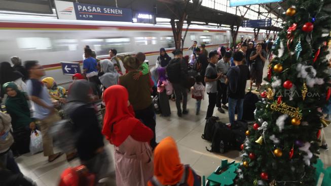 Antrian penumpang kereta api di Stasiun Pasar Senen, Jakarta, Sabtu (22/12). [Suara.com/Muhaimin A Untung]