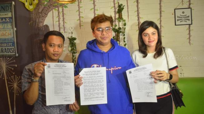 Billy Syahputra dan Hilda Vitria menunjukkan surat putusan dari Pengadilan Agama Tinggi Bandung. (Wahyu Tri Laksono/Suara.com)