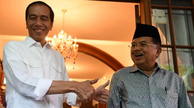 Presiden Joko Widodo (kiri) dan Wapres Jusuf Kalla berjalan bersama di kediaman Wakil Presiden Jusuf Kalla, di Makassar, Sulawesi Selatan, Sabtu (22/12}. ANTARA FOTO/Wahyu Putro A