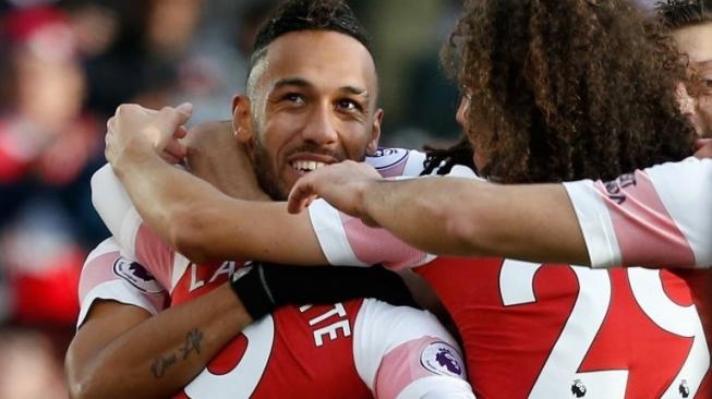 Para pemain Arsenal merayakan gol Pierre-Emerick Aubameyang (kiri) ke gawang Burnley di Emirates Stadium. Ian KINGTON / AFP