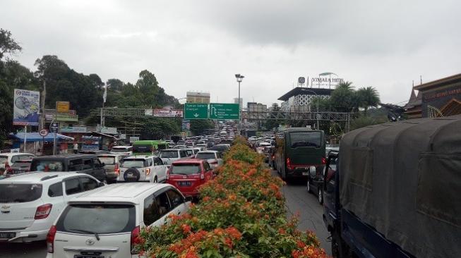 Libur Natal dan Tahun Baru, Jalur Puncak Macet Parah