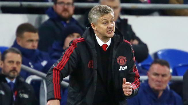 Manajer sementara Manchester United Ole Gunnar Solskjaer memberi isyarat di tepi lapangan selama pertandingan sepak bola Liga Inggris antara antara Cardiff City melawan Manchester United di Stadion Cardiff, Cardiff,Inggris, Minggu (23/12). [Geoff CADDICK / AFP]