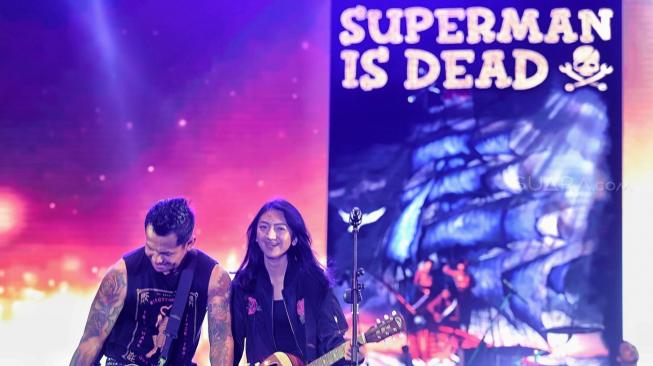 Grup musik Superman Is Dead (SID) tampil di atas panggung saat perhelatan Big Bang Jakarta 2018 di Jiexpo Kemayoran, Jakarta, Sabtu (22/12). [Suara.com/Muhaimin A Untung]