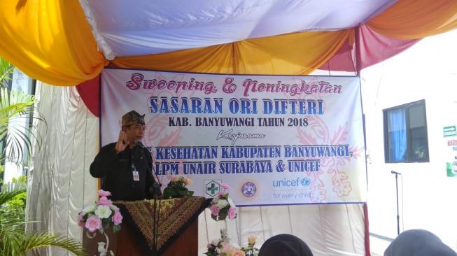 Dinas Kesehatan Banyuwangi bersama dengan UNICEF dan tim kesehatan FKM Unair Surabaya melakukan sweeping untuk imunisasi ORI difteri di pusat perbelanjaan dan pasar di Banyuwangi, Sabtu (22/12/2018)