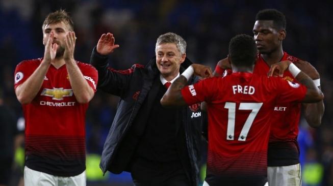 Para pemain Manchester United dan juga manajer caretaker Ole Gunnar Solskjaer (tengah) merayakan kemenangan atas tuan rumah Cardiff City 5-1.Geoff CADDICK / AFP   