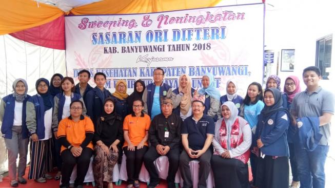 Dinas Kesehatan Banyuwangi bersama dengan UNICEF dan tim kesehatan FKM Unair Surabaya melakukan sweeping untuk imunisasi ORI difteri di pusat perbelanjaan dan pasar di Banyuwangi, Sabtu (22/12/2018)