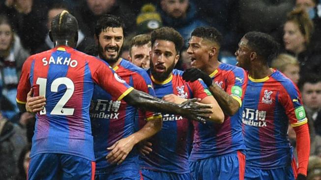 Gelandang Crystal Palace Andros Townsend merayakan golnya usai mencetak gol kedua Liga Inggris antara Manchester City melawan Crystal Palace di Stadion Etihad, Manchester, Inggris, Sabtu (22/12). [Oli SCARFF / AFP]