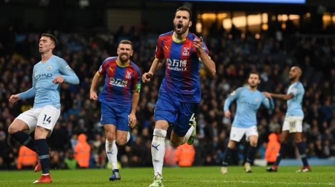 Gelandang Crystal Palace Luka Milivojevic (tengah) merayakan golnya ke gawang Manchester City dari titik penalti di Etihad Stadium. Oli SCARFF / AFP