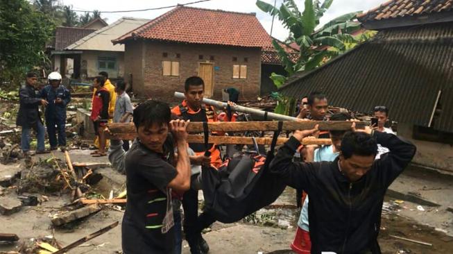 Kebingungan Nuri Mencari Keluarganya yang Hilang karena Tsunami Selat Sunda