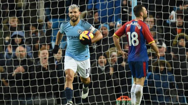 Striker Argentina Manchester City Sergio Aguero membawa bola kembali ke titik pusat setelah mencetak gol kedua untuk Manchester City selama pertandingan sepak bola Liga  Inggris antara Manchester City melawan Crystal Palace di Stadion Etihad, Manchester, Inggris, Sabtu (22/12).
[Oli SCARFF / AFP]