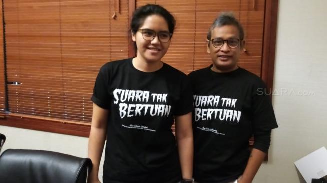 Erwin Arnada bersama penulis naskah film Suara Tak Bertuan, Evelyn. (Ferry Novandi/Suara.com)