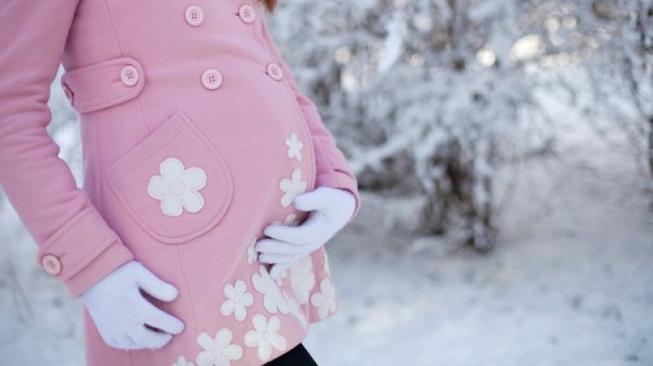 Ilustrasi ibu hamil menikmati musim dingin. (Shutterstock)