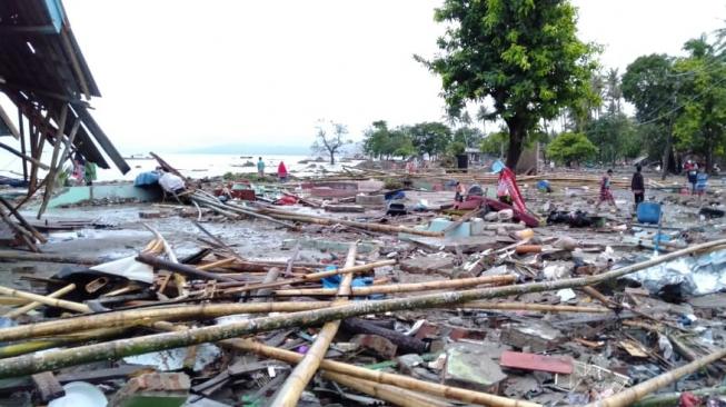 Diterjang Tsunami, Empat Orang Tewas Saat Liburan Keluarga di Banten