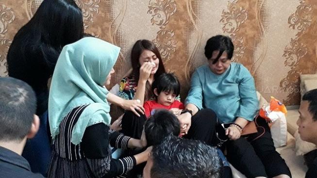 Istri Herman Seventeen ditemui di Kompleks DPR, Pancoran, Jakarta Selatan, Minggu (23/12/2018). [Ismail/Suara.com]